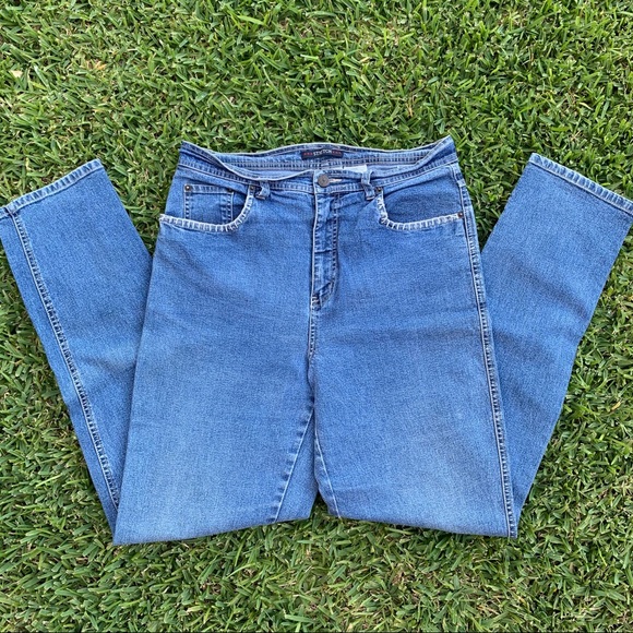 Daisy Embroidered Jeans 🌼 - Picture 2 of 5